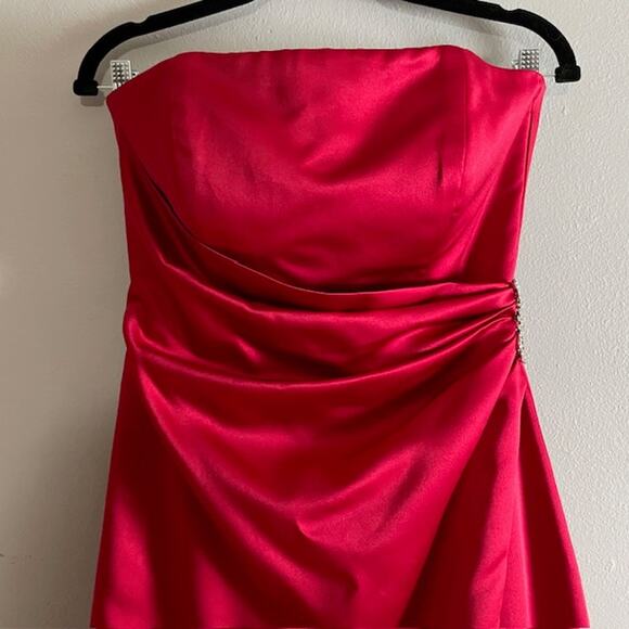 David's Bridal Red Satin Strapless Glamorous Size 6 Wedding Bridesmaid Prom Gala - Picture 2 of 11